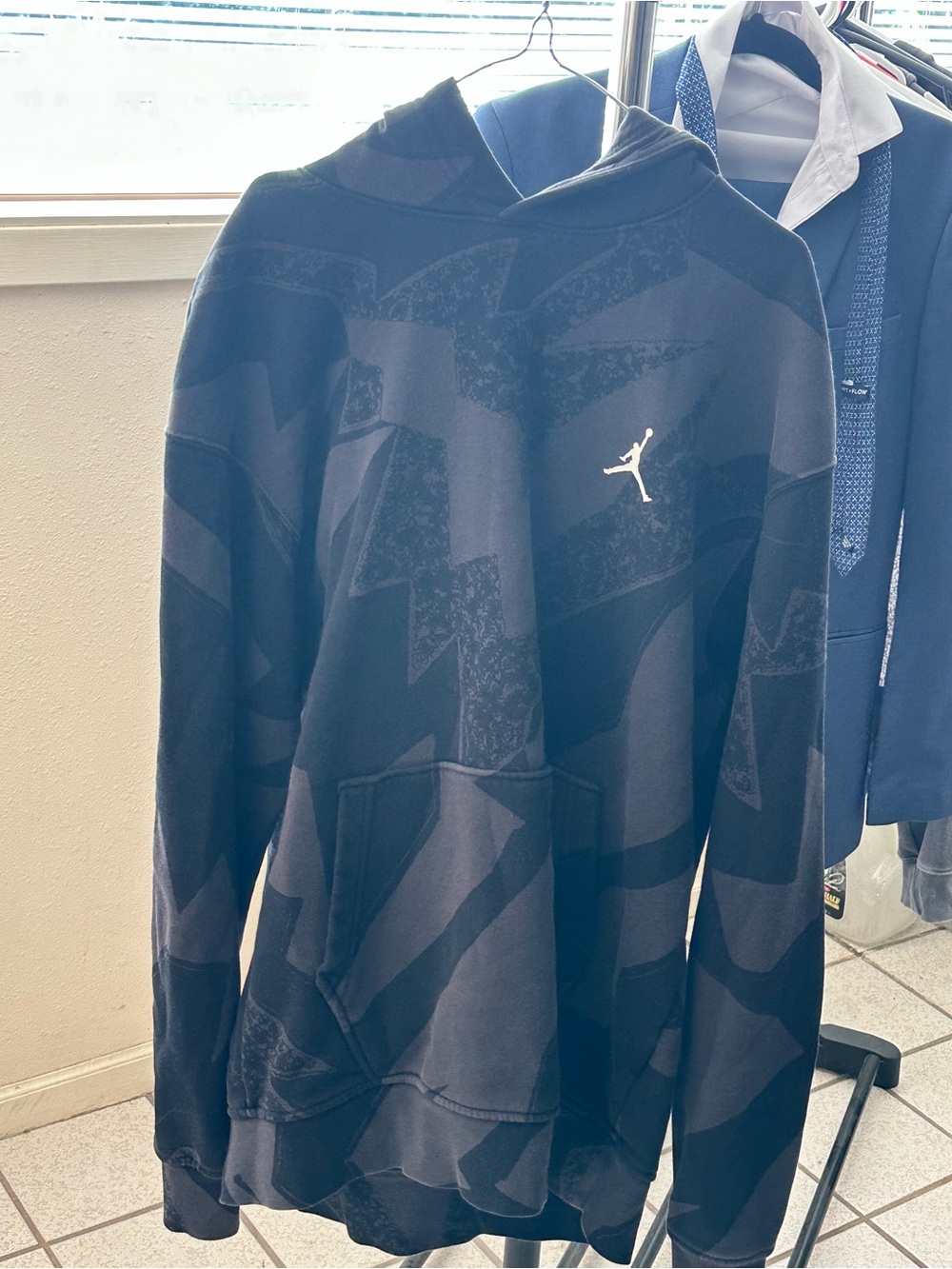 Jordan Men's Navy and Black Graphic Hoodie